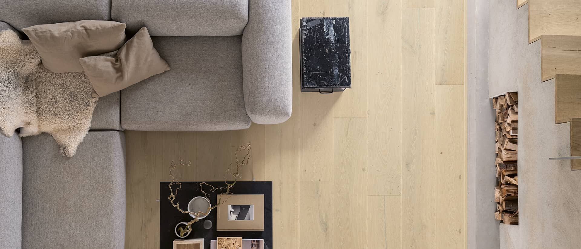 primo piano di un soggiorno accogliente con pavimento parquet beige